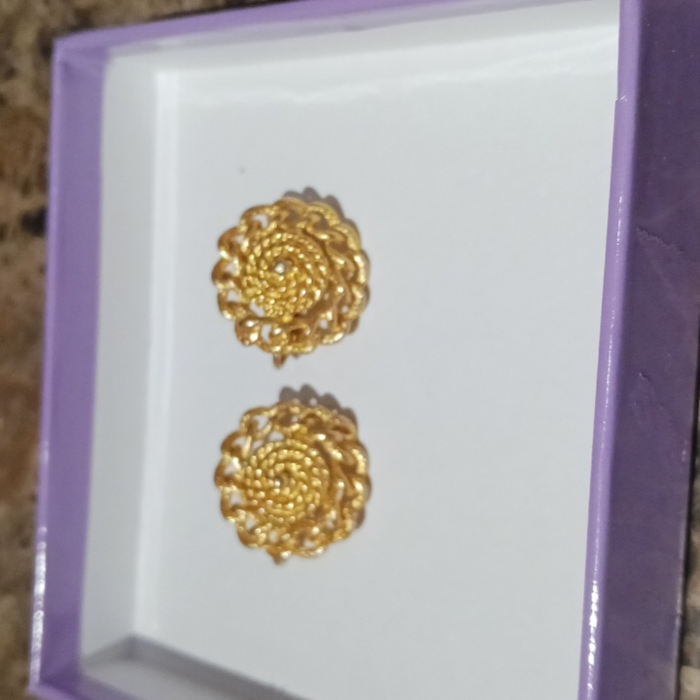 Vintage Gold-Tone Clip-on Earrings.